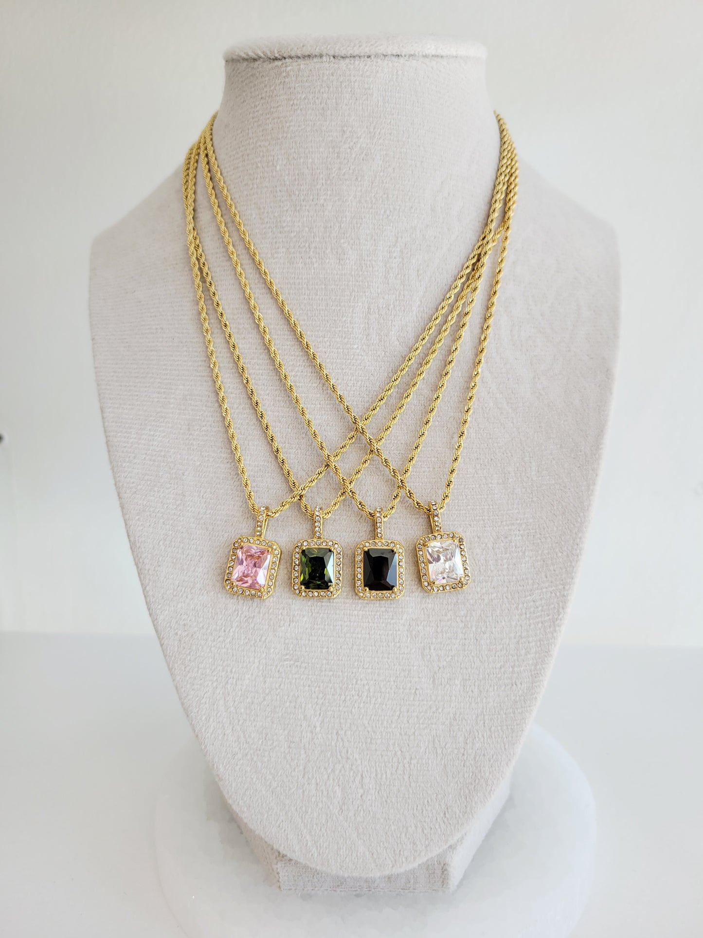 Éclat Crystal Pendant Necklace