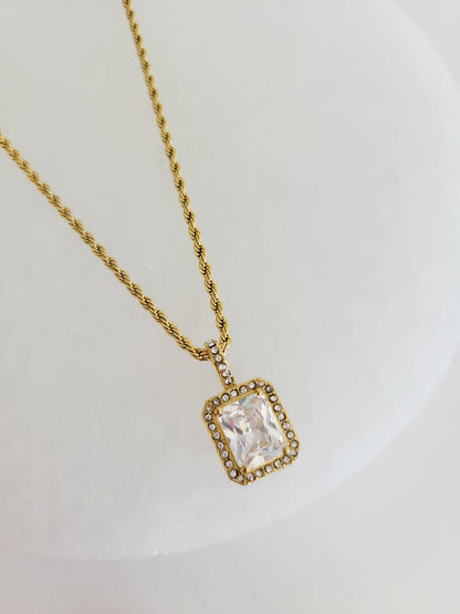 Éclat Crystal Pendant Necklace