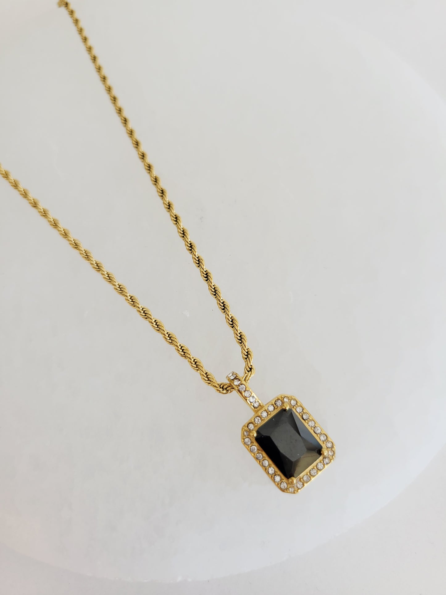 Éclat Crystal Pendant Necklace