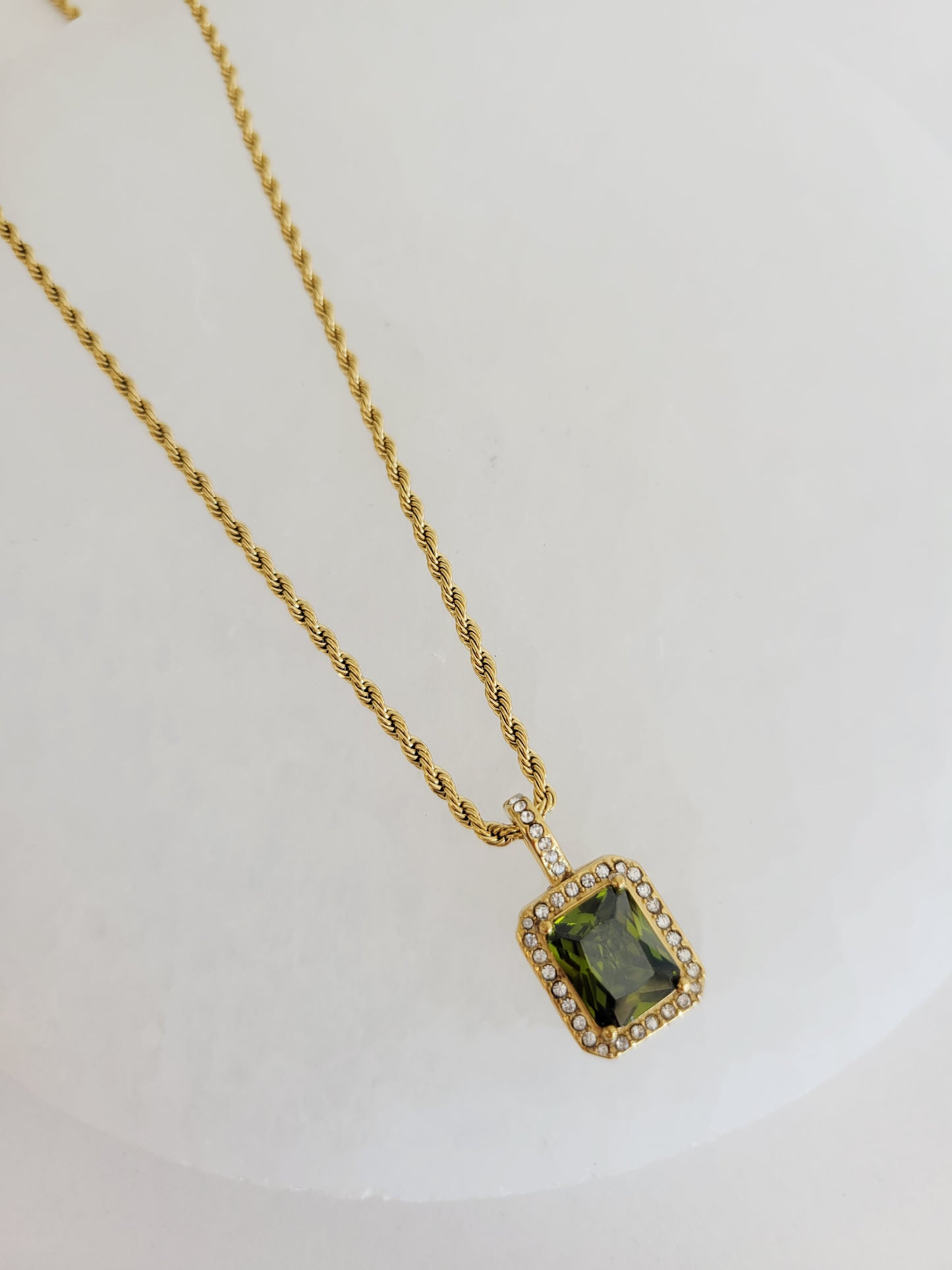 Éclat Crystal Pendant Necklace