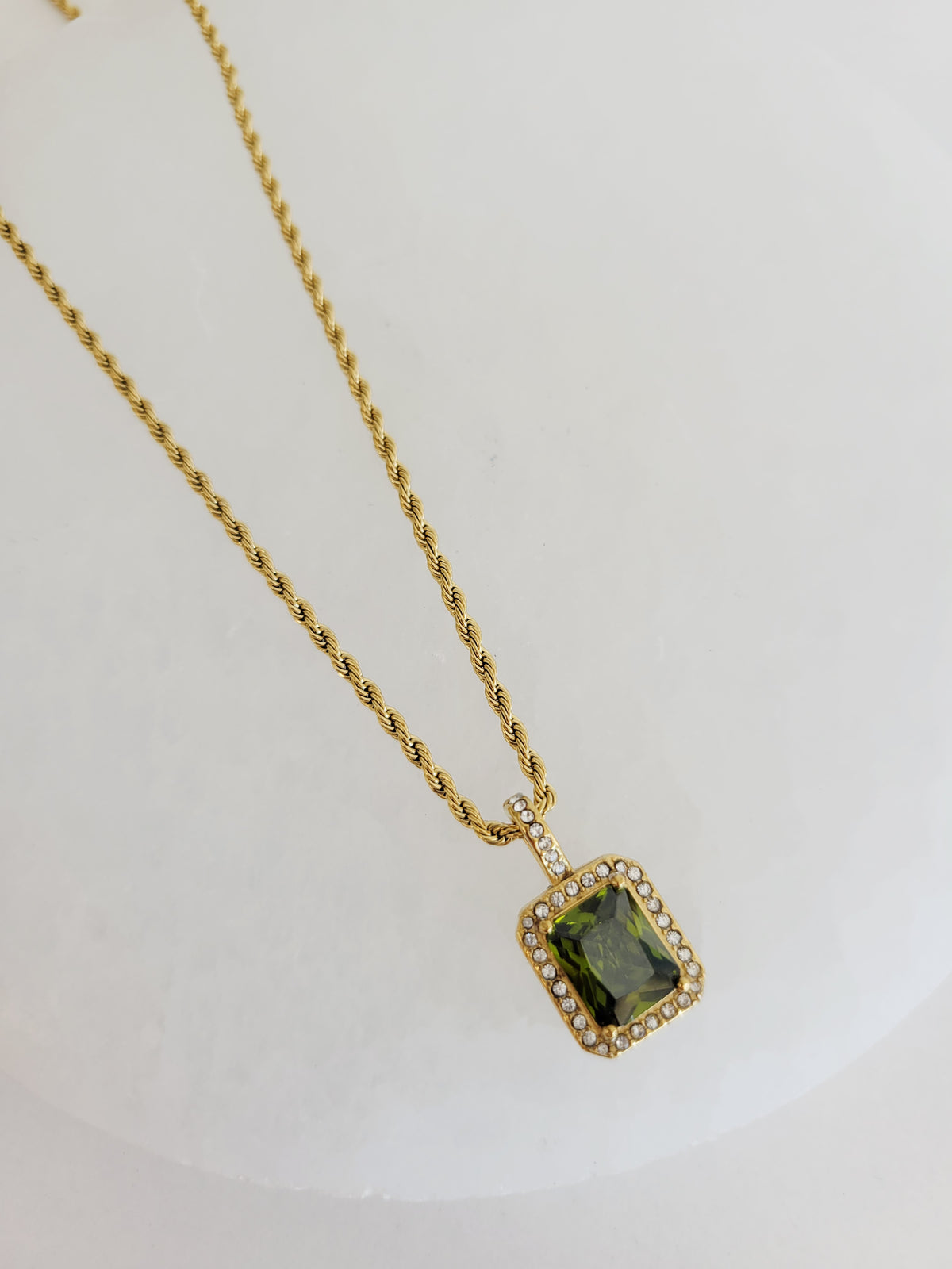 Éclat Crystal Pendant Necklace
