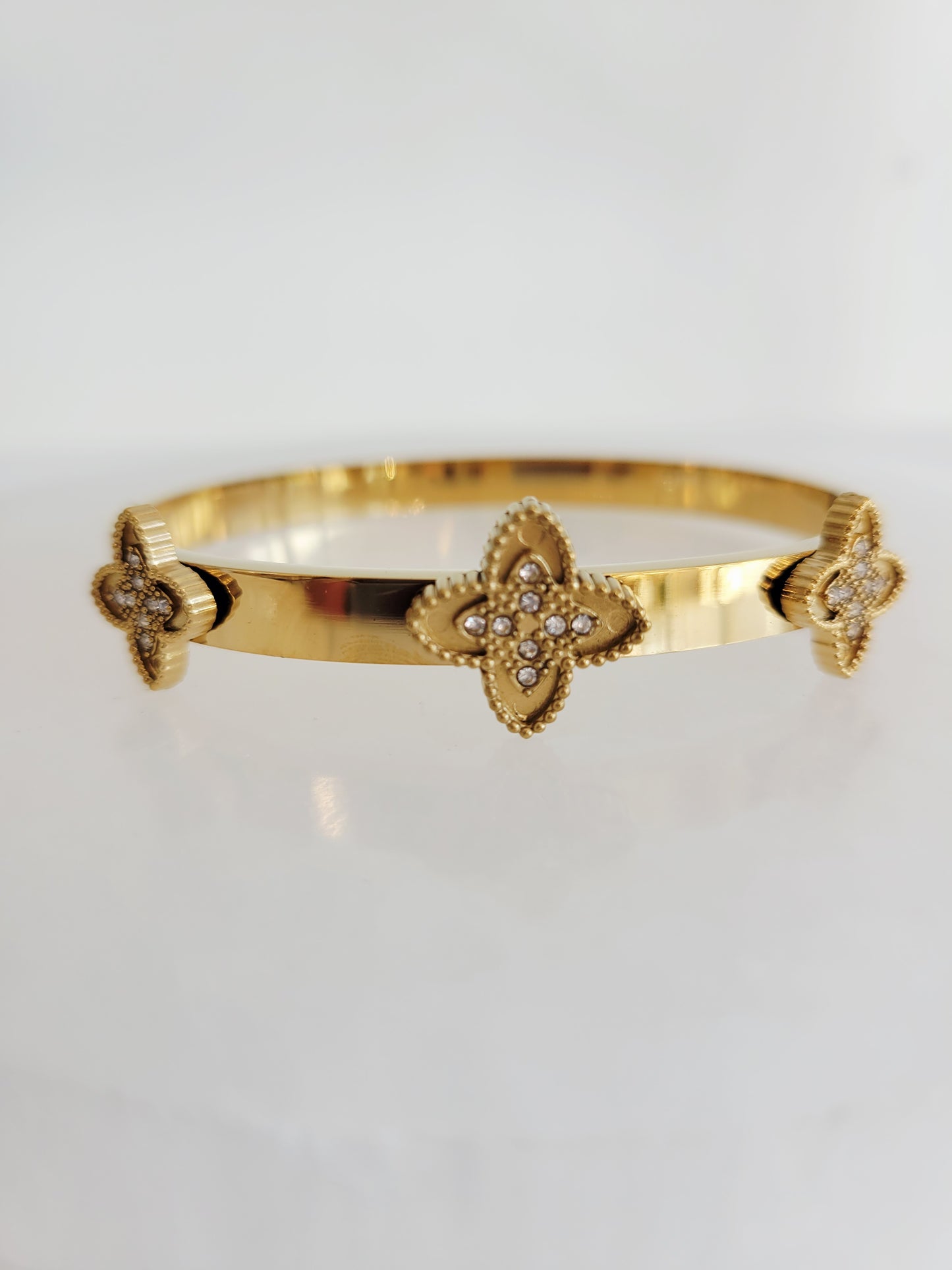 Belle Pavé Clover Bangle