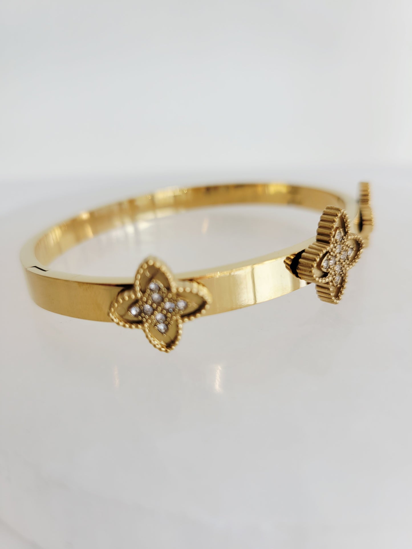 Belle Pavé Clover Bangle