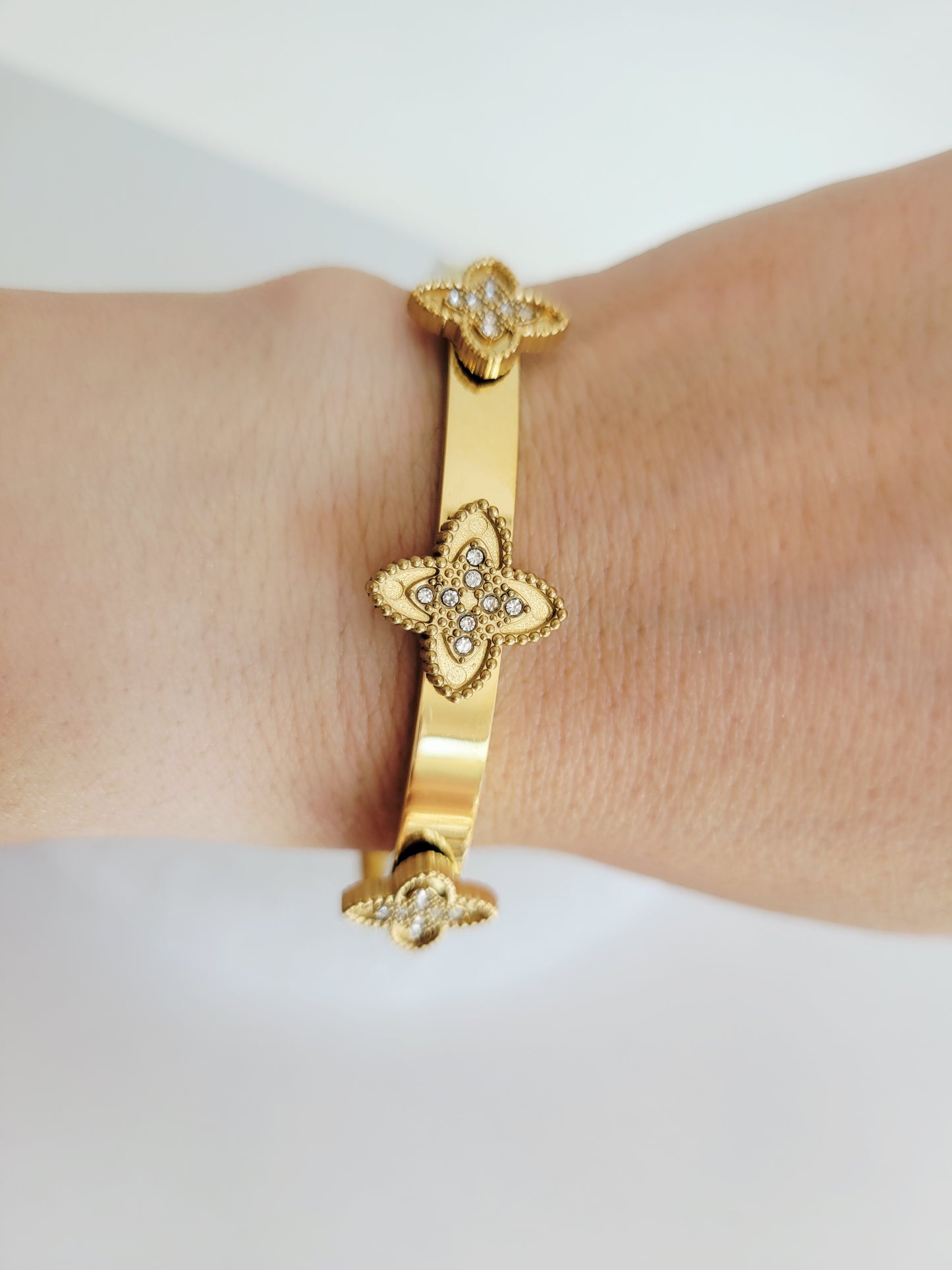 Belle Pavé Clover Bangle