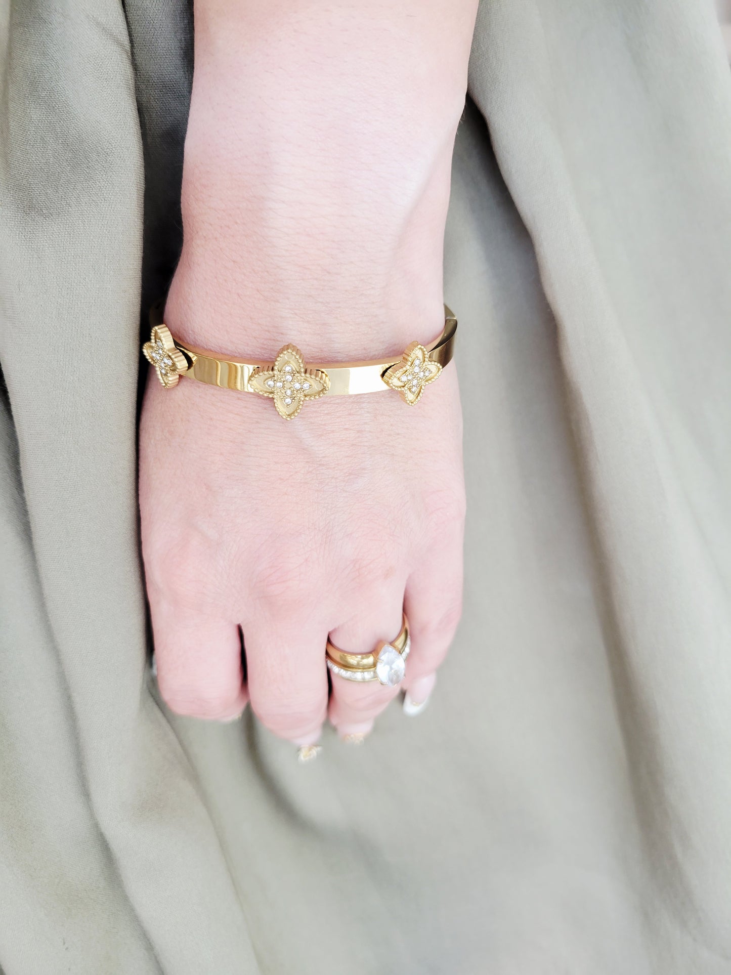 Belle Pavé Clover Bangle