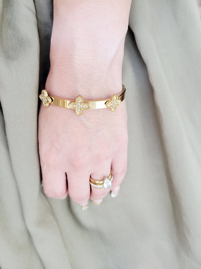 Belle Pavé Clover Bangle