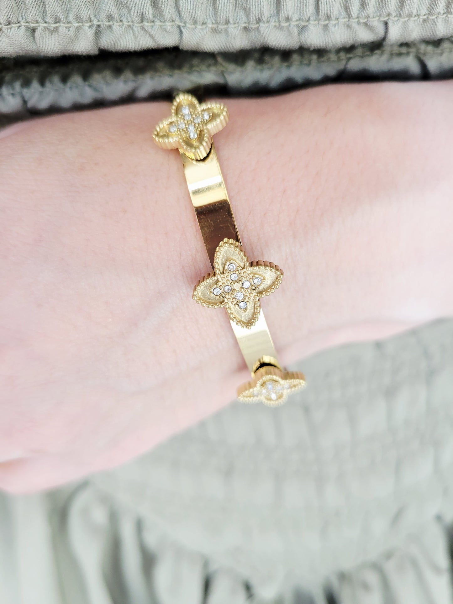 Belle Pavé Clover Bangle
