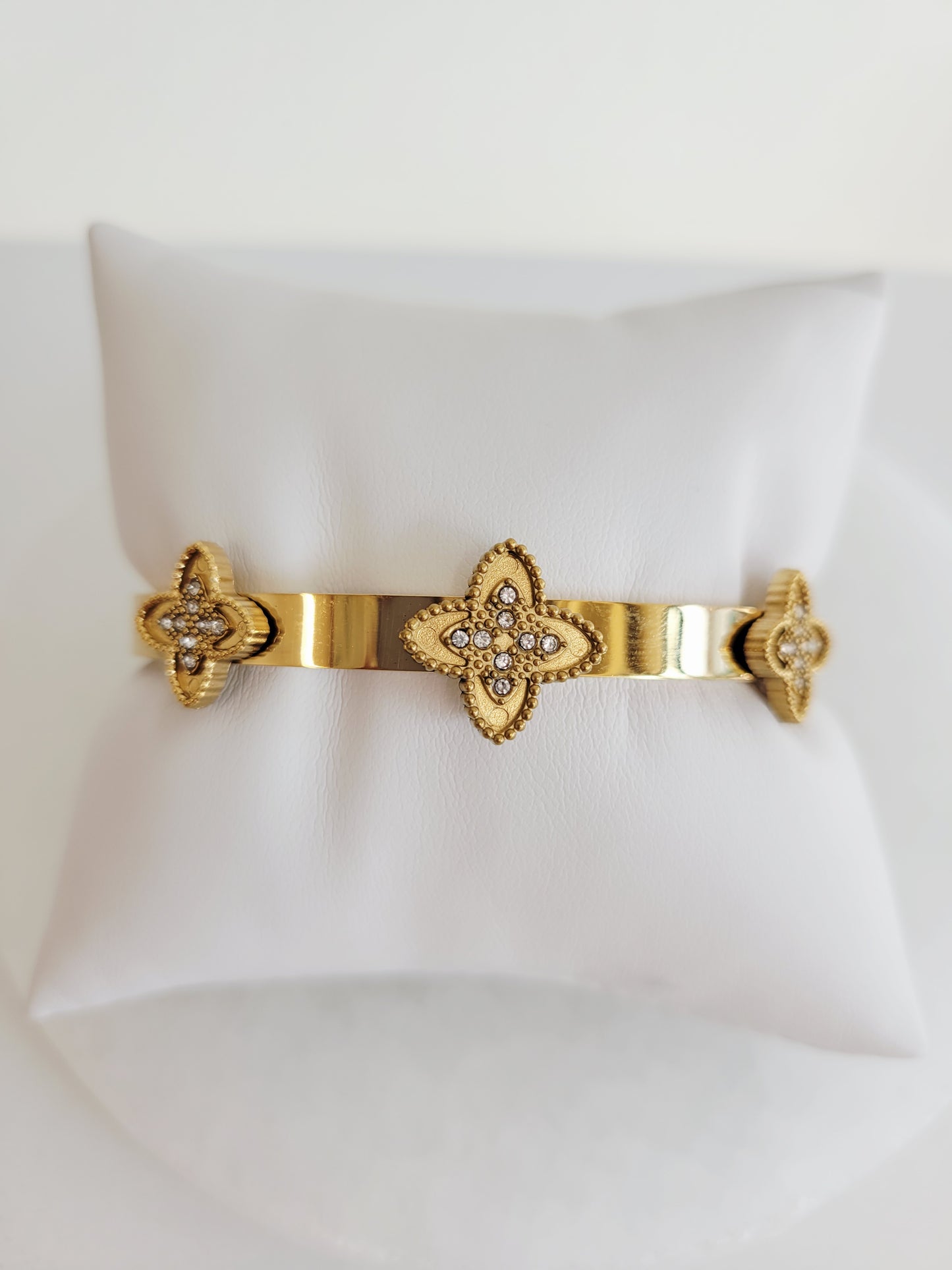 Belle Pavé Clover Bangle