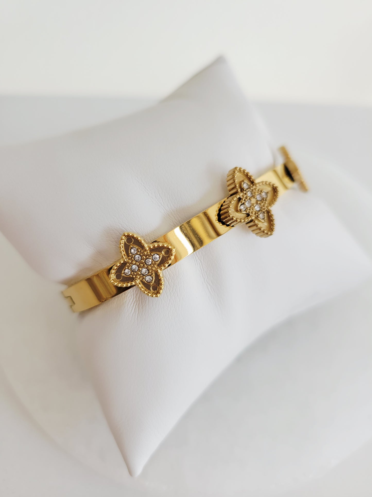 Belle Pavé Clover Bangle