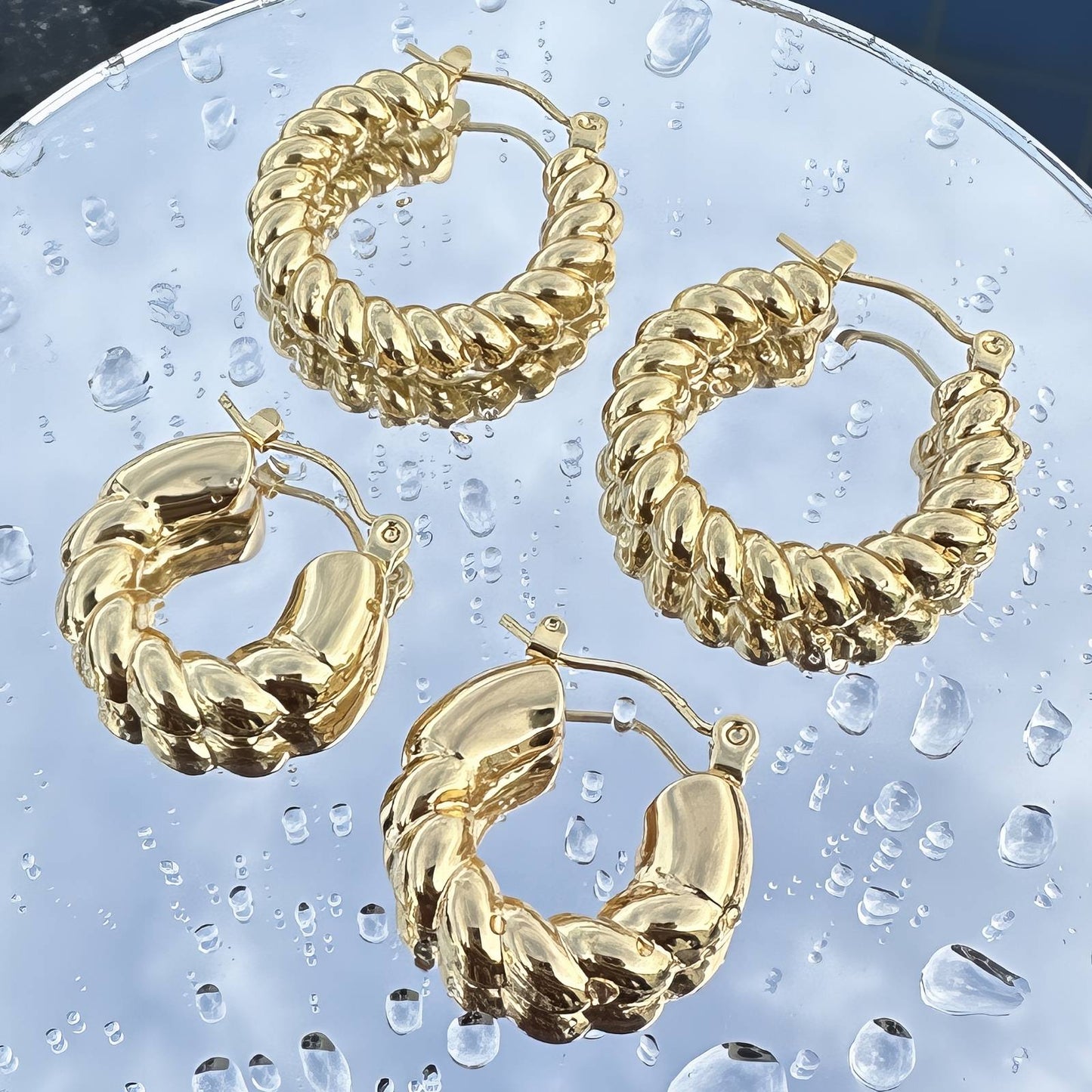 Pendientes de acero inoxidable bañados en oro de 18 quilates.