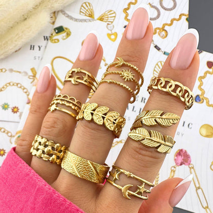 Anillo con dije de espiral celestial: Luna y estrella, oro de 18 quilates