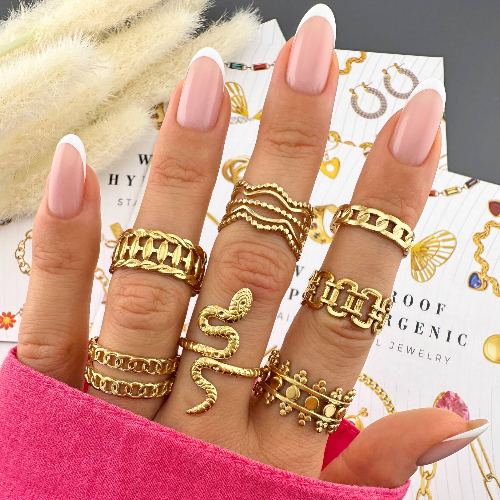 Elegante anillo de banda con declaración en acero chapado en oro de 18 quilates