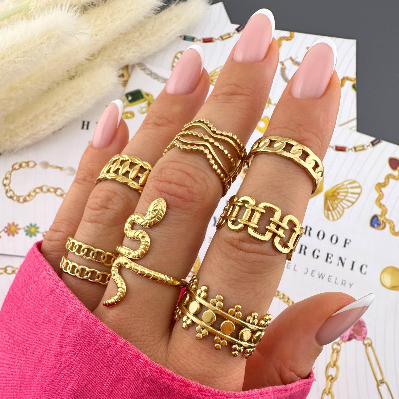 Elegante anillo de banda con declaración en acero chapado en oro de 18 quilates