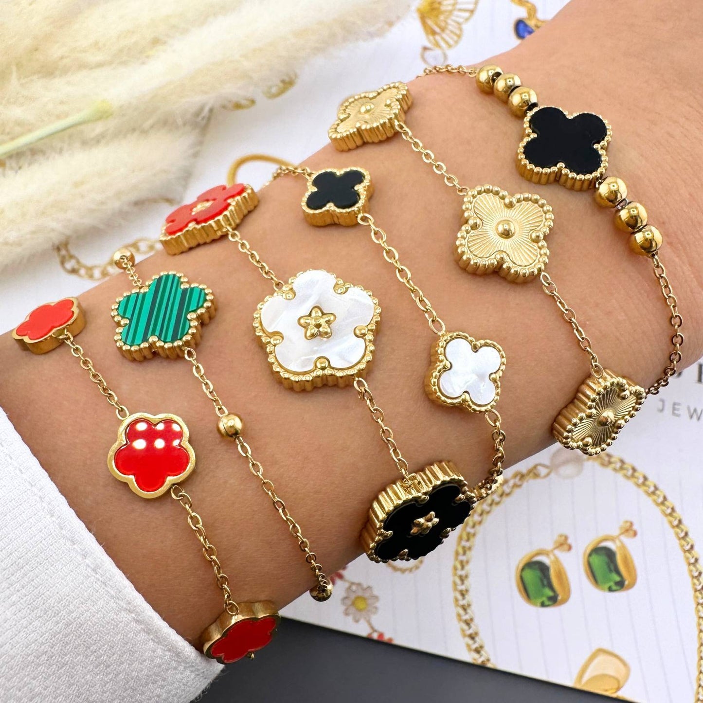 Pulsera Flower Meadow de acero inoxidable bañada en oro de 18 quilates.