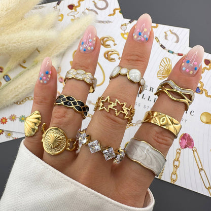 Anillo trío de cabujón de marfil – Oro de 18 quilates