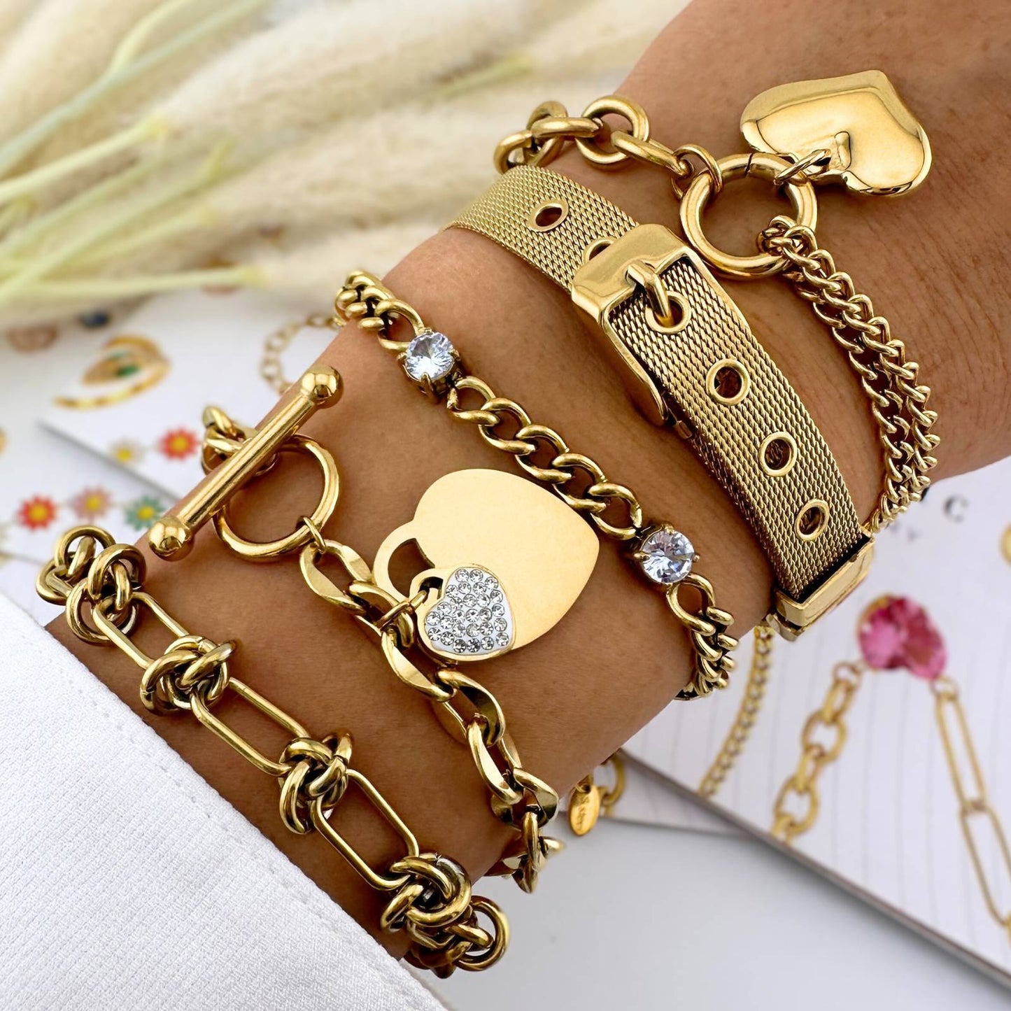 Pulsera de corazón de acero inoxidable bañada en oro de 18 quilates.