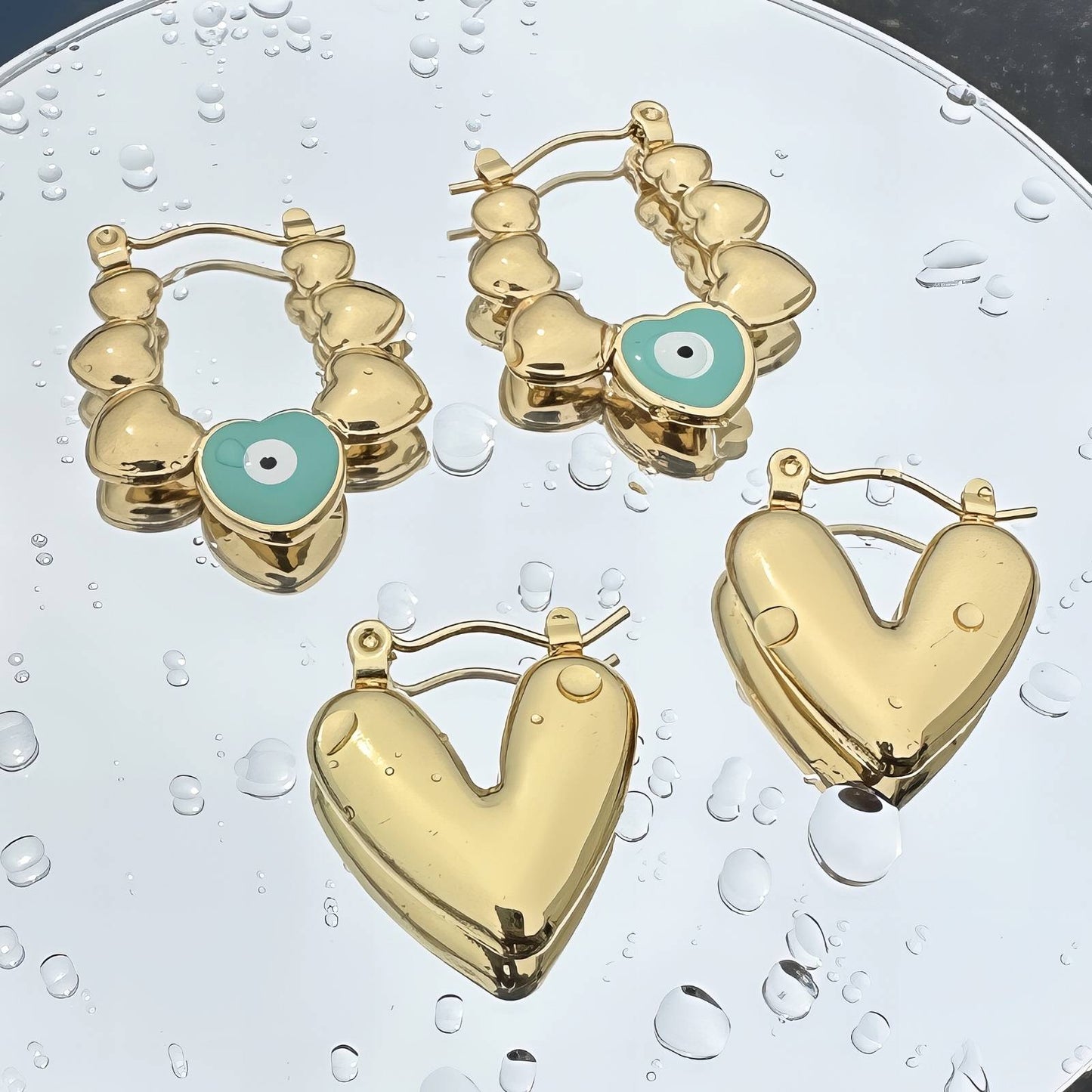 Pendientes de corazones de acero inoxidable bañados en oro de 18 quilates.