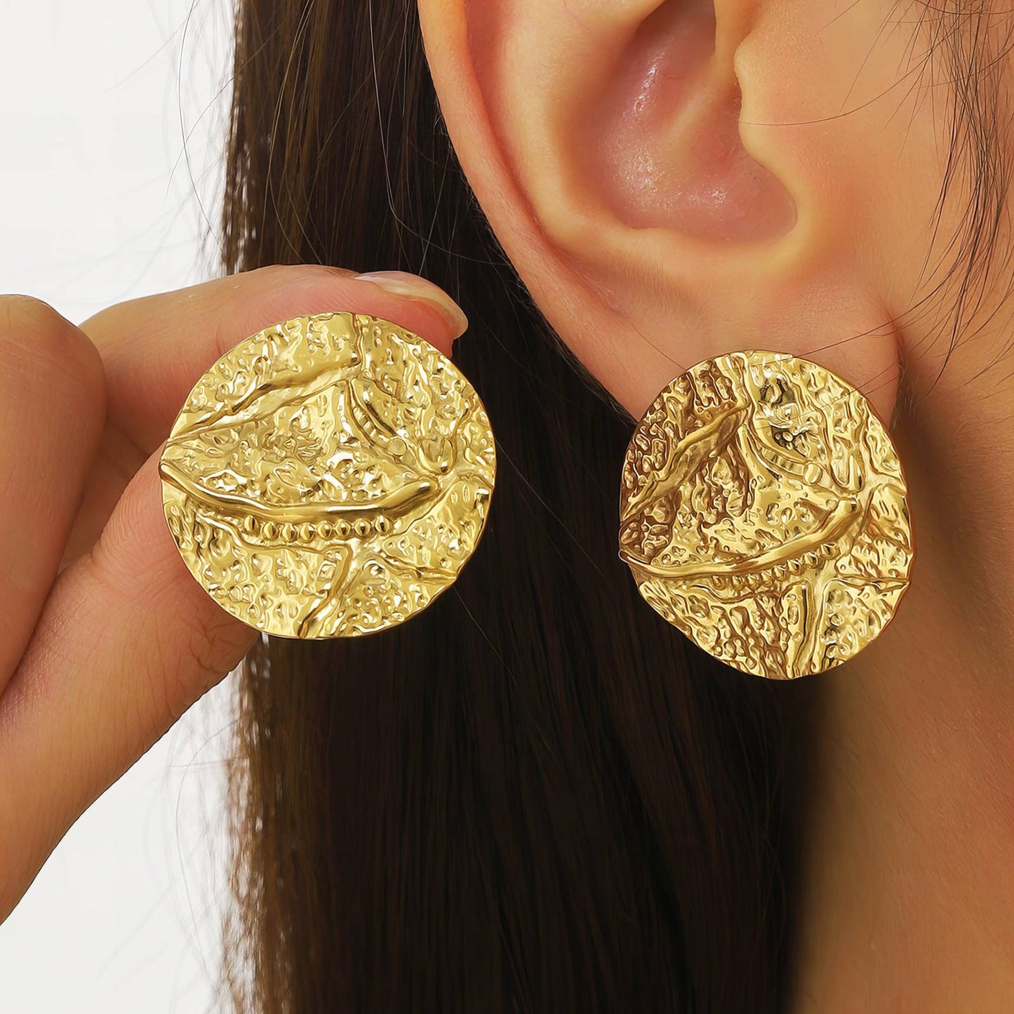 Pendientes de acero inoxidable bañados en oro de 18 quilates.