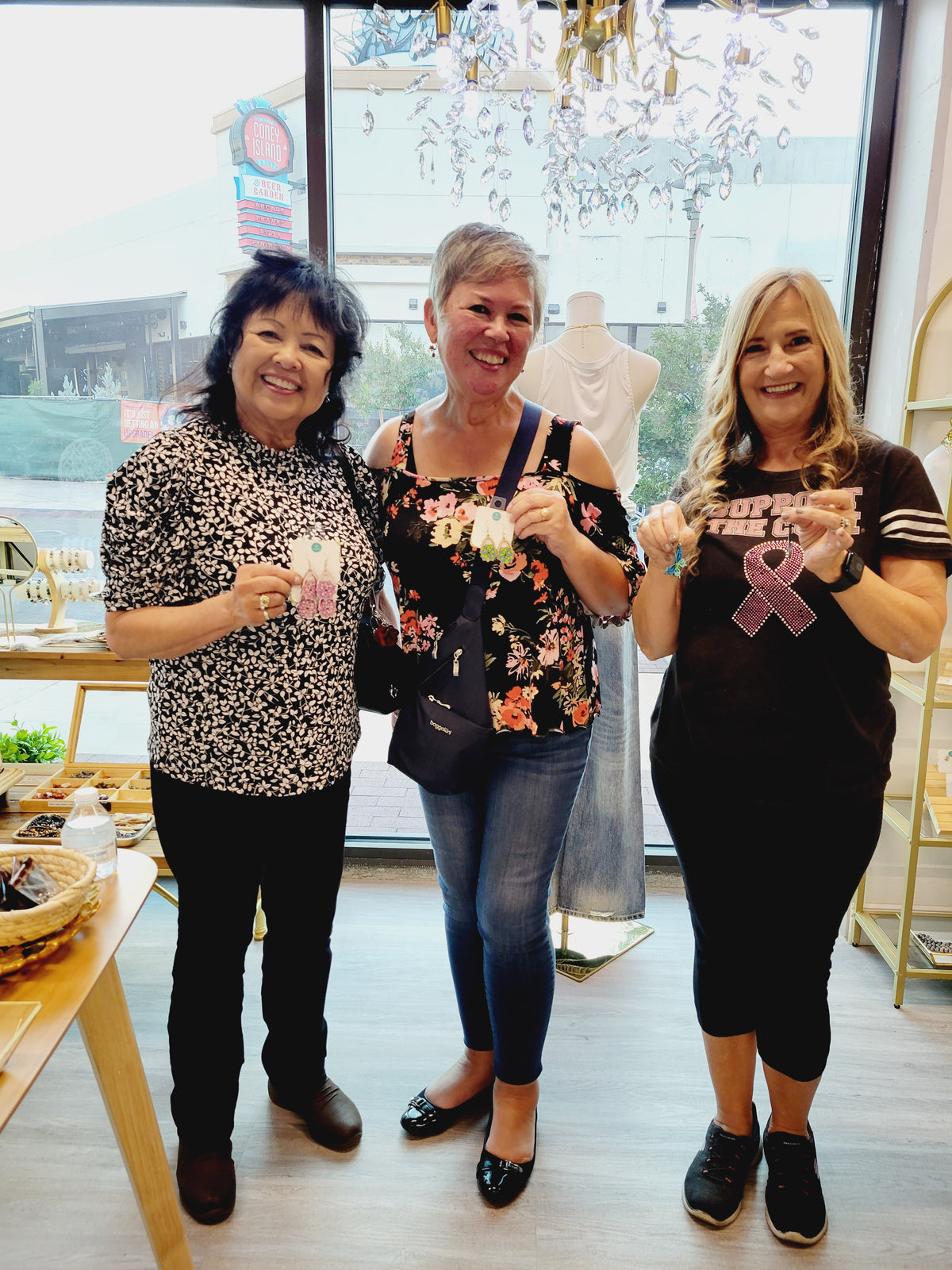 Talleres de joyería para mujeres mayores de 55 años en Fresno