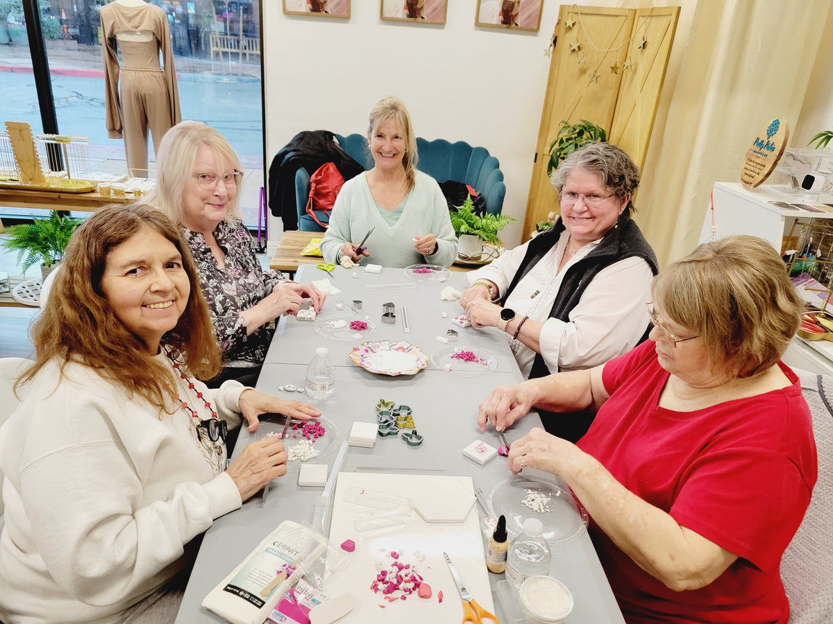 Talleres de joyería para mujeres mayores de 55 años en Fresno