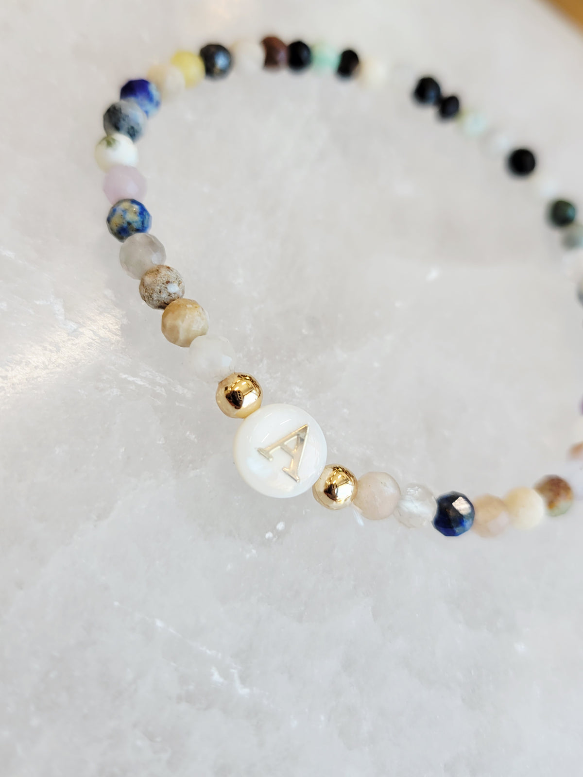 Pulsera personalizada con inicial de piedra natural – Letra de nácar
